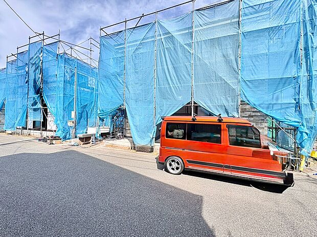 建設中の住宅が複数並び、手前に駐車スペースがあります