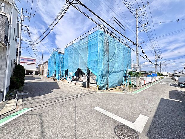 建築中の住宅が並ぶ静かな住宅街の様子です