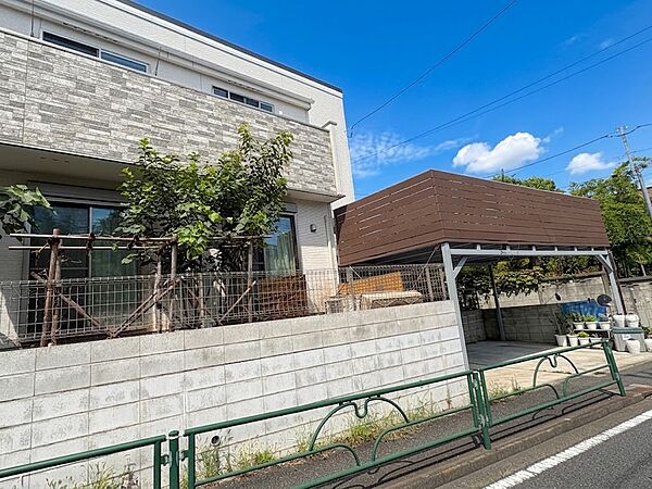 住宅街にあるモダンな二階建ての住宅外観です