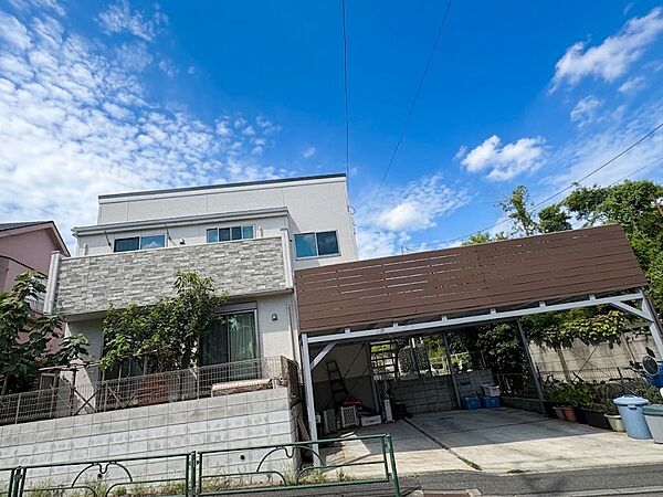 二階建て住宅、カーポート付きの外観写真です