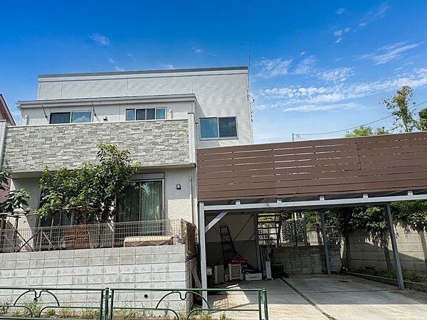 二階建て住宅の外観とカーポートが見える物件です