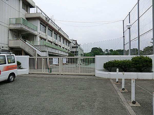 世田谷区立喜多見中学校まで約350m