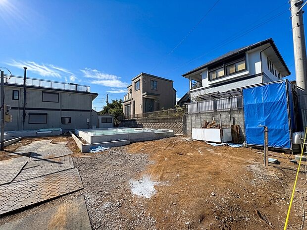 住宅街にある更地の敷地の様子です