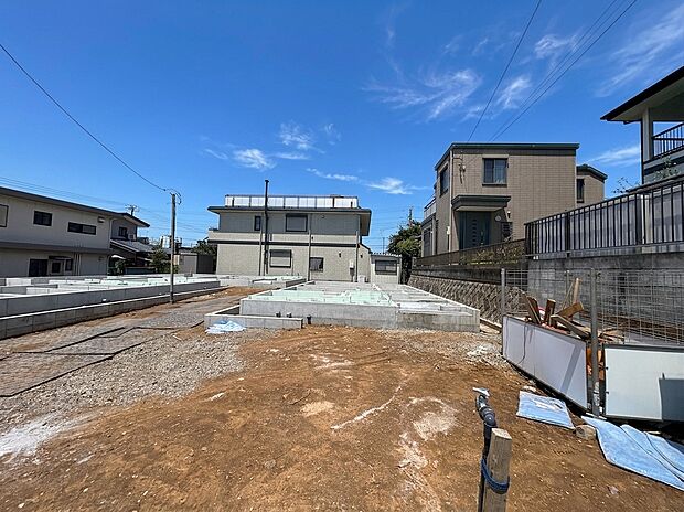 複数棟の住宅が並ぶ新興住宅地の更地