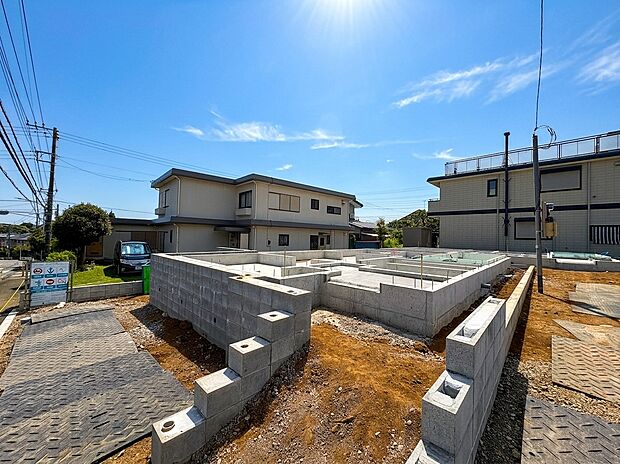 新築住宅敷地全景と周辺住宅の様子