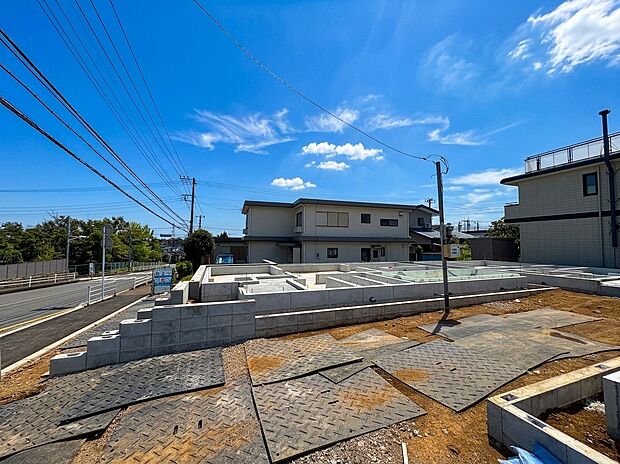 造成中の住宅地、周囲は開けた環境です