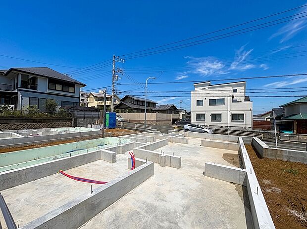 住宅の建設工事が進む造成地の様子です
