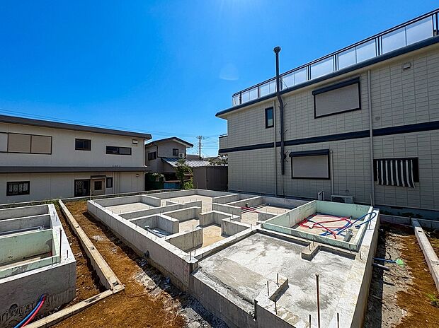 住宅の基礎工事が進行中の現場写真