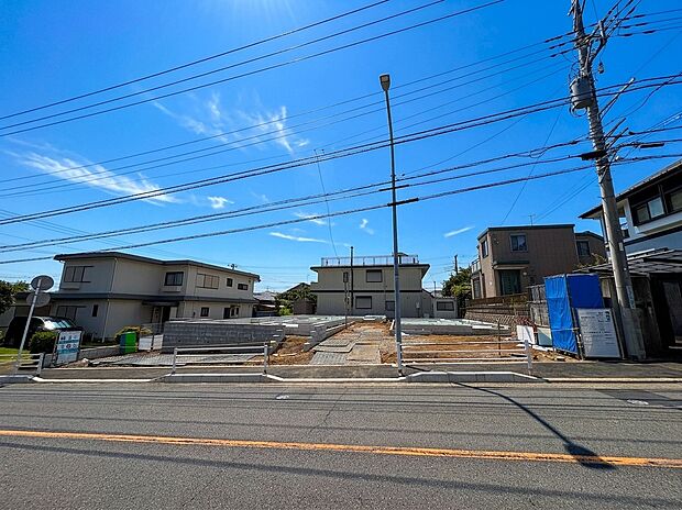 住宅街の中にある建築前の更地の様子です