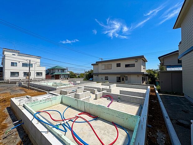 建設中の戸建て住宅の基礎部分と周辺環境