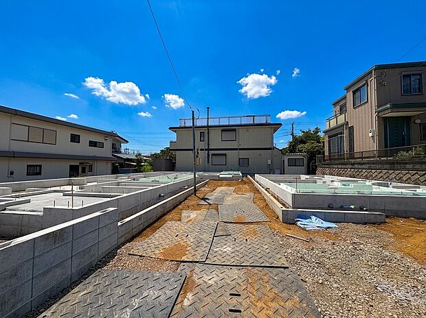 造成中の更地で周囲に住宅が立ち並ぶエリアです