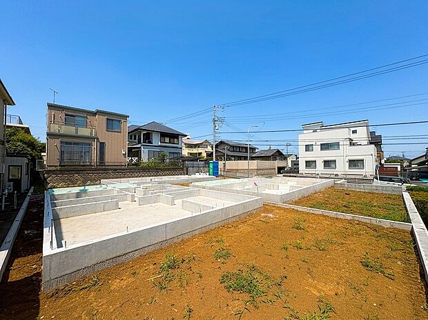 住宅地の空き区画が複数並ぶ整地された土地の様子