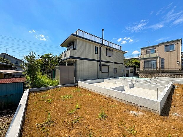 戸建て住宅の外観と庭の様子