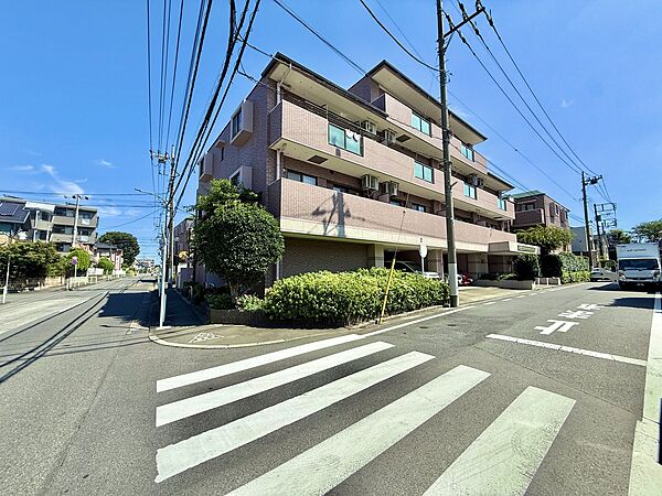 街角に立つ3階建ての住宅兼マンション外観です