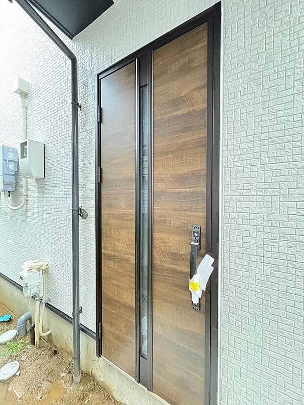 木目調の玄関ドアと外壁