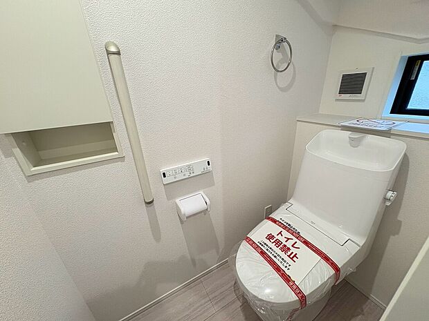 温水洗浄便座付きのトイレ