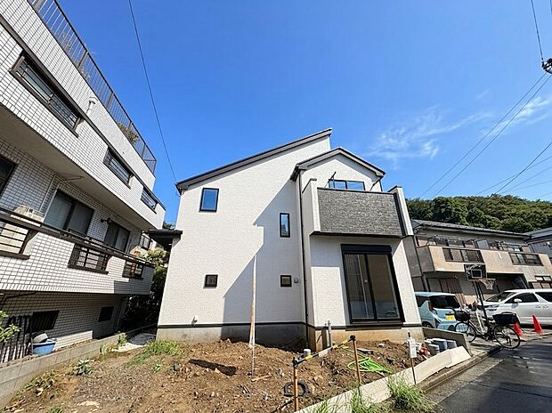 戸建て住宅の外観と前面道路
