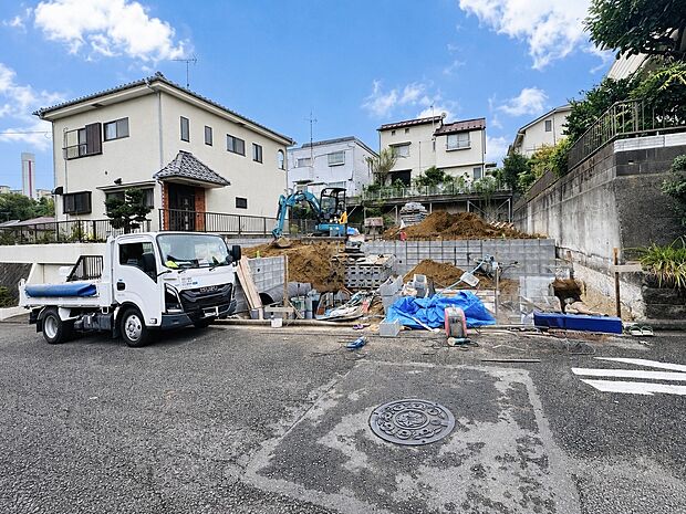 住宅街の敷地で造成工事中の様子