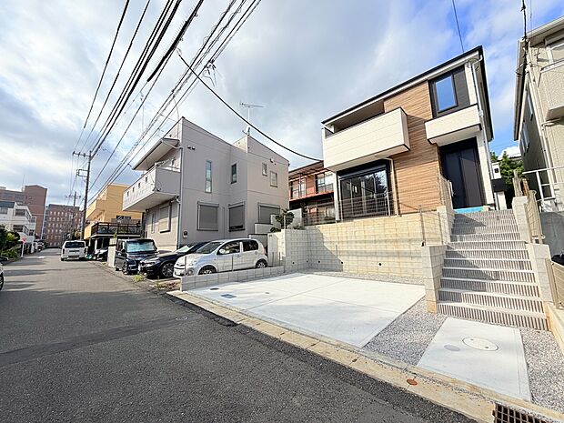 住宅街の一戸建て外観と駐車スペース