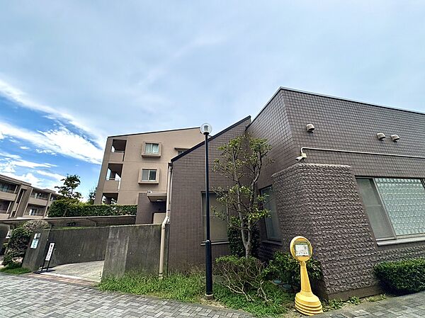 落ち着いた住宅街にある2階建ての外観です