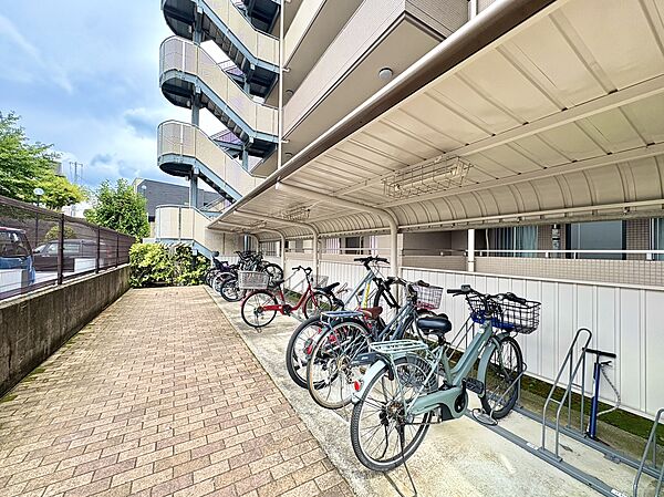 自転車置き場があるマンションの共用スペース