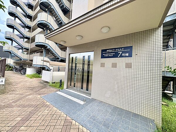 マンションのエントランス付近の外観と入口の様子です