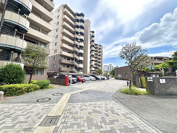 マンションの外観と敷地内の駐車場の様子