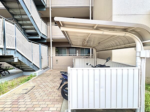 屋根付きの駐輪場がある共有スペース