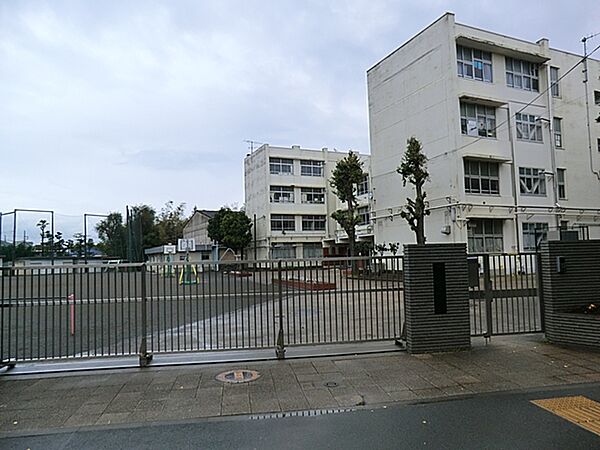 横浜市立勝田小学校　距離約400m