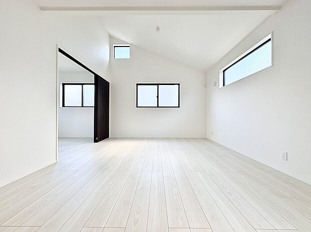 2面採光の明るい洋室の空間が広がる室内