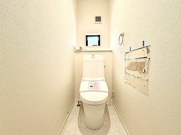 シンプルで清潔感のあるトイレ空間です