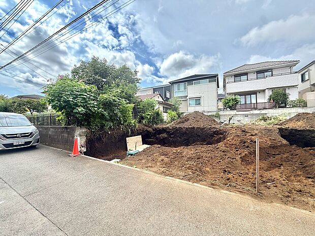 住宅地の造成中の土地で整地作業が進んでいます