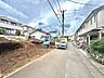 周辺：住宅地の新築工事現場がある前面道路の様子