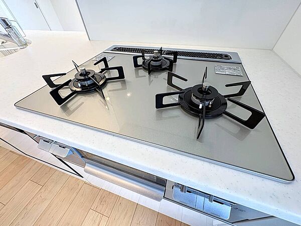 3口コンロのガスコンロが設置されたキッチンの一部