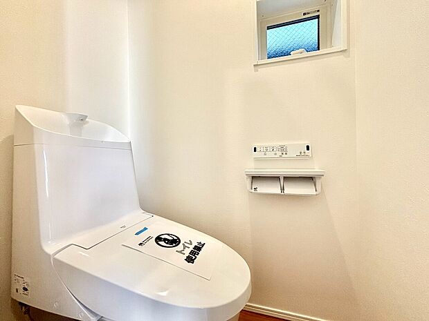 シンプルで清潔感のあるトイレの写真です