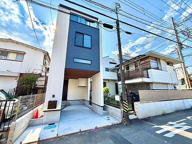 閑静な住宅街にある3階建ての外観写真です
