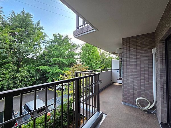 緑を眺められるバルコニー付きの住戸です