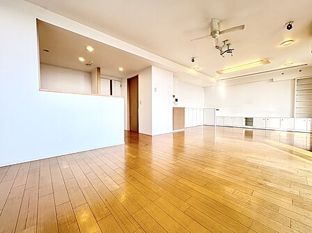 広いリビングダイニング、明るい室内