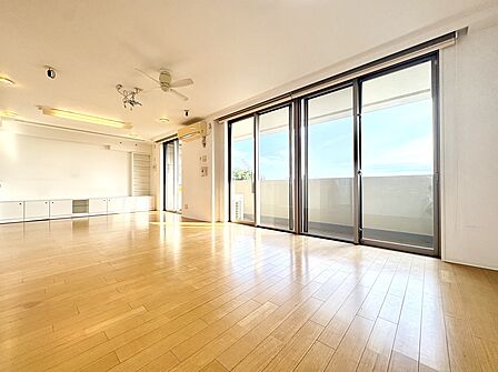 広々としたリビングルームと大きな窓の景色