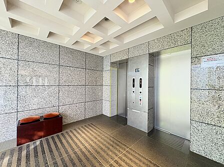 エレベーターのあるビル共用部のエントランスホール