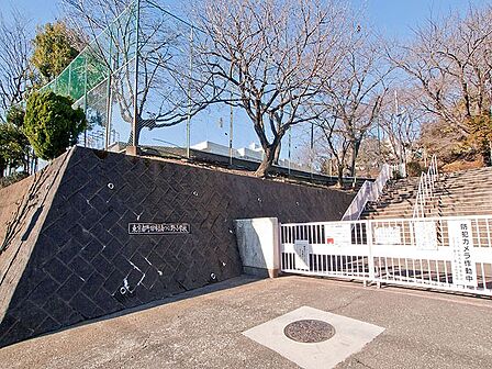町田市立南つくし野小学校 距離約600m