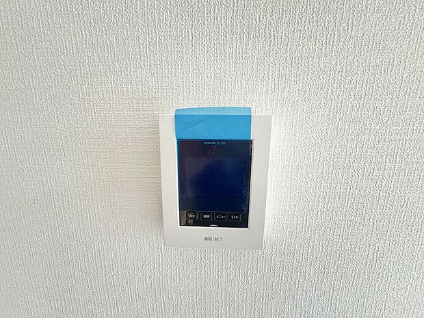 壁面に設置された小型モニター
