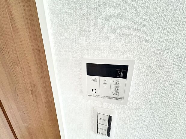 壁面に設置された操作パネルとスイッチ