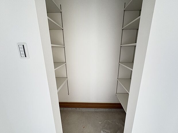 両側に棚を備えた収納スペース