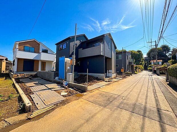 前面道路と戸建住宅の外観