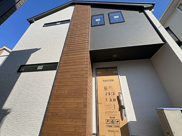 木目調の玄関ドアがある住宅外観