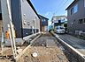 外観：建物に囲まれた砂利敷きの通路
