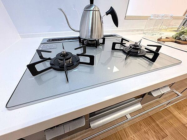 ガスコンロと電気ケトルがあるキッチンの一部です