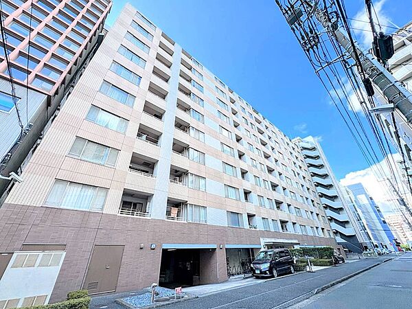 複数階建てのマンション外観周辺は市街地の様子
