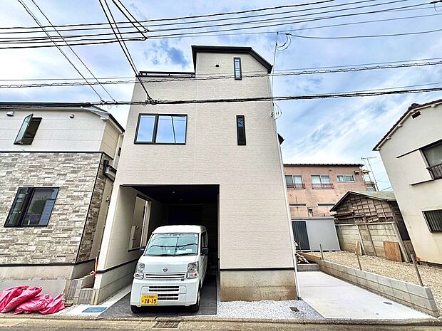 3階建ての住宅で駐車スペース付きの外観写真です
